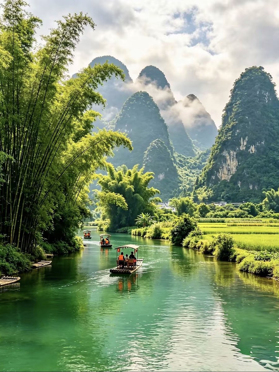 Río entre bambúes y montañas de karst en la región de Guilin