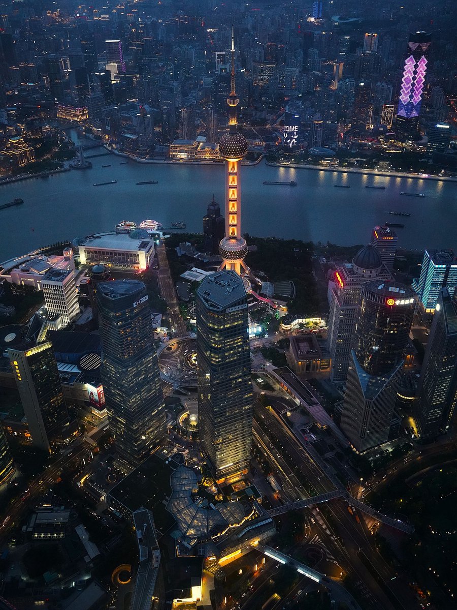Vista nocturna de Shanghái con la torre de televisión Perla Oriental y el río Huangpu