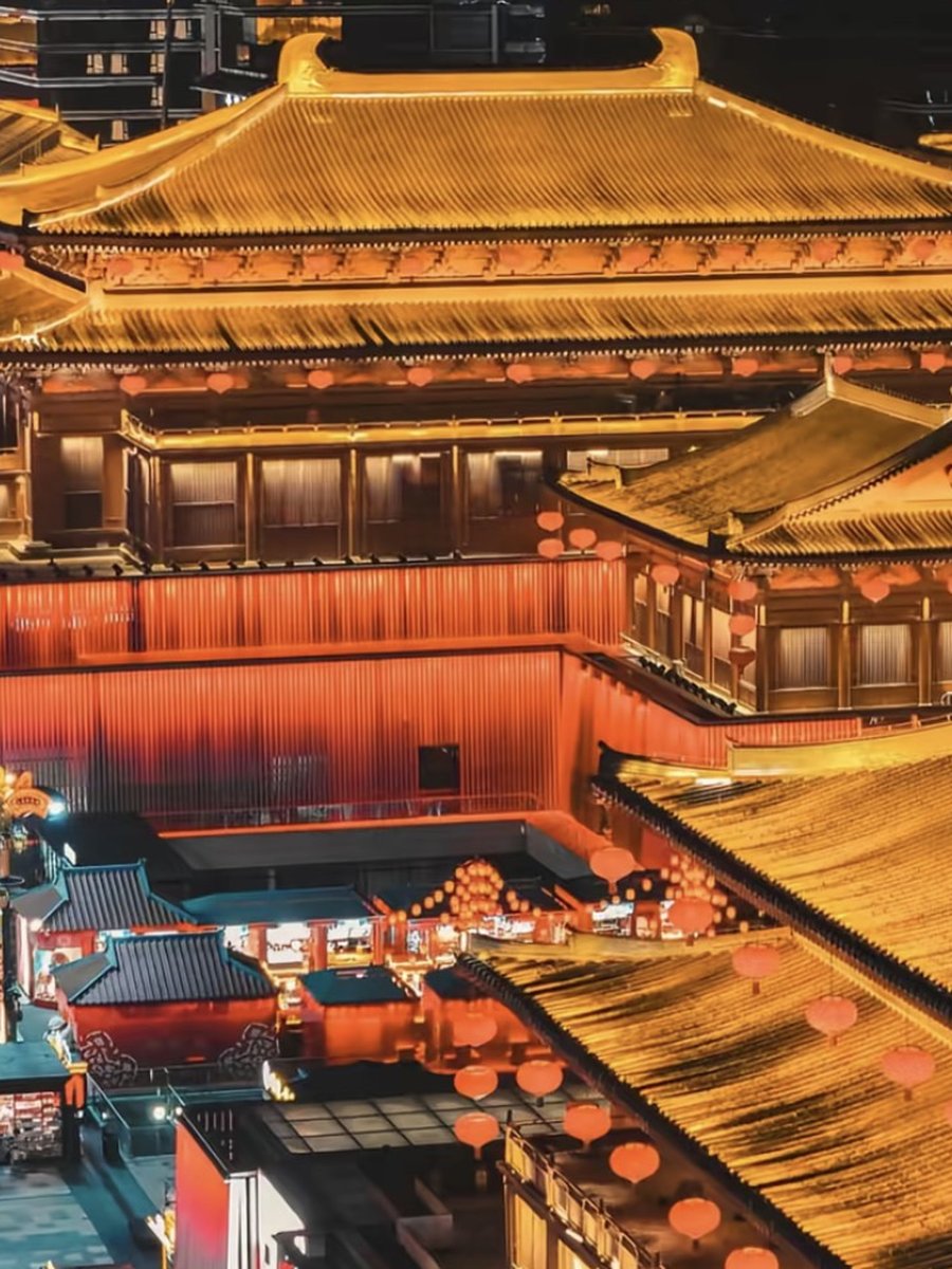 Edificios de estilo Tang iluminados de noche en Xi'an